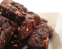 Brownie sem glúten em quadrados com pedaços de nozes
