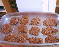 Pé de moleque de leite condensado com chocolate