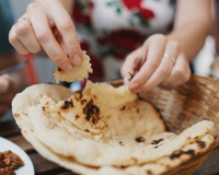 O pão árabe estraga muito rápido? Veja como fazer as massas finas durarem mais usando um truque simples