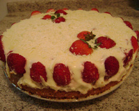 Bolo de chocolate com mousse branca e morangos