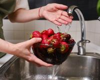 A fruta mais "suja" tem até 6 pesticidas usados em sua produção: saiba o que fazer antes de comê-la