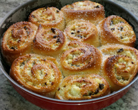 Pão doce recheado com ricota e uvas passas