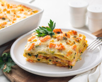 Nem bolonhesa, nem frango: essa lasanha de queijo com alho-poró é a receita perfeita para um almoço delicioso e você vai querer fazer todo dia