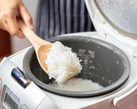 Almoço sem esforço: quase 70% OFF na panela de arroz que cozinha por você