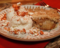 Crumble de maçã com sorvete e farofa de pipoca