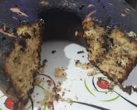 Bolo simples de coco com cobertura de chocolate (muito fácil)