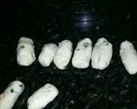 Bolinho de mandioca recheado com queijo