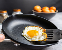 Depois que aprendi esse truque, os alimentos não grudam mais na frigideira: ela voltou a ser nova com um ingrediente