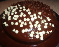 Bolo de laranja com cobertura trufada e gotas de chocolate branco