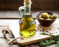 Aprenda a fazer azeite aromatizado em casa e dê um sabor especial às suas receitas