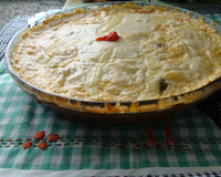 Torta de atum com repolho e cobertura de molho branco