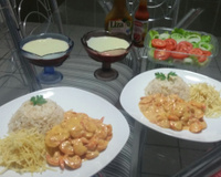 Camarão ao creme parmesão e ervas finas