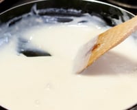Os chefs espanhóis concordam: "O molho bechamel para croquetes não é feito com mais leite, mas sim com gelatina, 100g de farinha e manteiga”