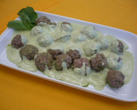 Almôndega com molho de agrião e pimenta rosa