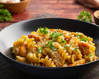 Tem 20 minutos? Então o jantar tá garantido com esse macarrão vegano cremoso que conquista até quem ama carne