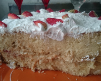 Bolo com doce de leite e morango da Tamy