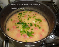 Sopa creme de aipim (mandioca) com linguiça e creme de leite