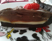 Torta de biscoito de chocolate recheado de baunilha, chocolate e morangos