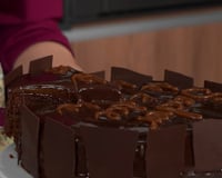 Descobri a receita desta torta sacher de doce de leite e agora faço toda semana: recheio aveludado deixa esse clássico ainda mais inesquecível!