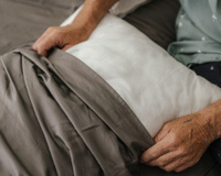 Se você tem fronhas velhas, tem um tesouro: elas podem resolver o mofo do seu guarda-roupas e proteger as peças!