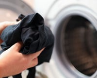 Por que a roupa sai da máquina de lavar cheia de micro pedaços de papel? A resposta é mais simples do que você imagina!