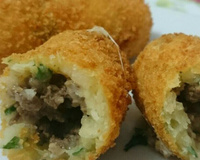 Bolinho de mandioca com carne moída e queijo: confira a receita