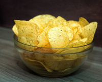 Quem disse que batata chips não pode ser saudável? Aprenda a fazer uma versão caseira na airfryer, sem gordura e totalmente crocante!