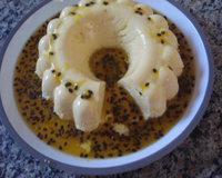 Flan de iogurte com maracujá