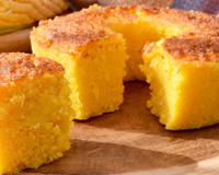 Um bolo de milho tão cremoso que parece impossível ser feito com milho de lata