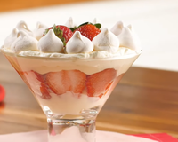 Merengue de morango com camadas de fruta, creme e suspiro