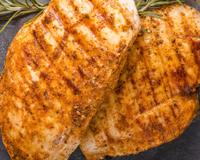 Pouca gente sabe, mas usar esse tempero no frango melhora a digestão e reduz inflamações