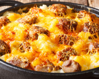 Caçarola de batata com calabresa e queijo é a receita que vai ganhar toda a família no almoço de domingo