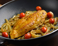 Filé de frango com açafrão-da-terra e pimenta-do-reino