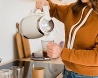 As chaleiras elétricas estão ganhando concorrência moderna. Essa solução economiza espaço e tempo