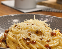 Receitas à carbonara: como fazer a deliciosa combinação de ovo, bacon e queijo de formas variadas