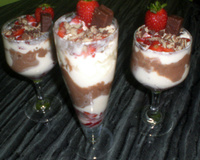 Sobremesa de sorvete com morango e Bis