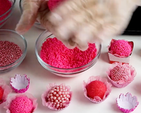 Brigadeiro de morango gourmet para entrar no clima do Outubro Rosa de um jeitinho muito delicioso