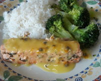 Salmão no forno com calda de maracujá