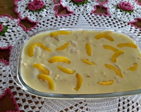 Pavê de pêssego com bolacha de champanhe