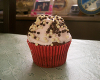 Cupcake de chocolate com merengue de morango super fácil