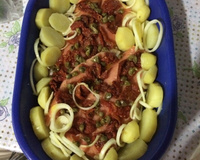 Salmão com tomate seco e alcaparras