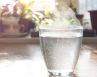 O que acontece com o corpo se você beber água quente todas as noites, segundo especialistas