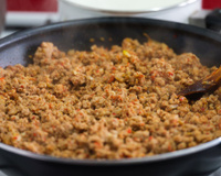Por que os chefs não misturam o sal com a carne moída desde o início? Os especialistas explicam
