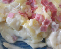 Batata gratinada com molho de queijo e presunto