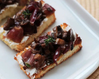 Bruschetta de cogumelos e uva em uma travessa