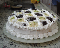 Bolo com recheio de limão e chocolate