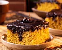 Bolo de cenoura com cobertura de chocolate