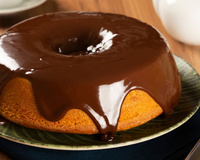 Bolo de cenoura com calda de nutella