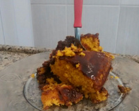 Bolo de cenoura com calda de chocolate