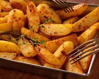A receita definitiva das melhores batatas assadas crocantes e macias com apenas 3 ingredientes: aprendi a cozinhar essa receita com um chef